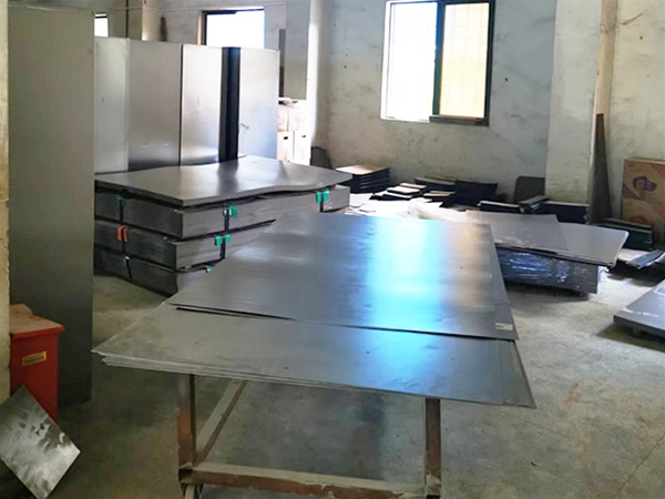 铁柜原材料区
